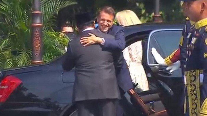 Pelukan Hangat Prabowo Sambut Macron di Istana Merdeka