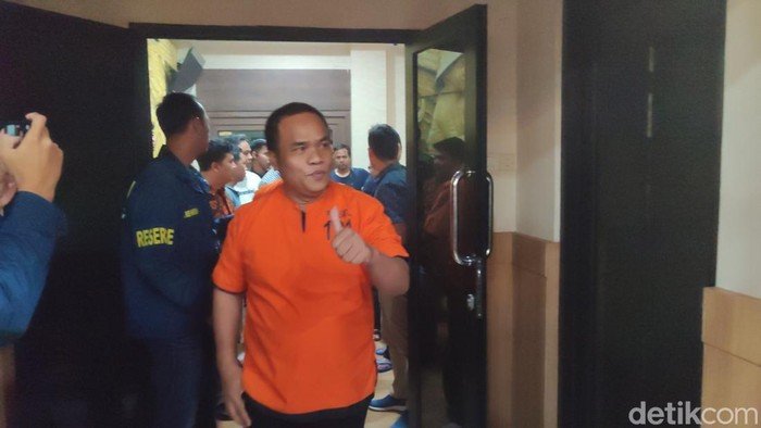 Jadi Tersangka Pemerasan, Ketua Kadin Cilegon Acungkan Jempol ke Wartawan